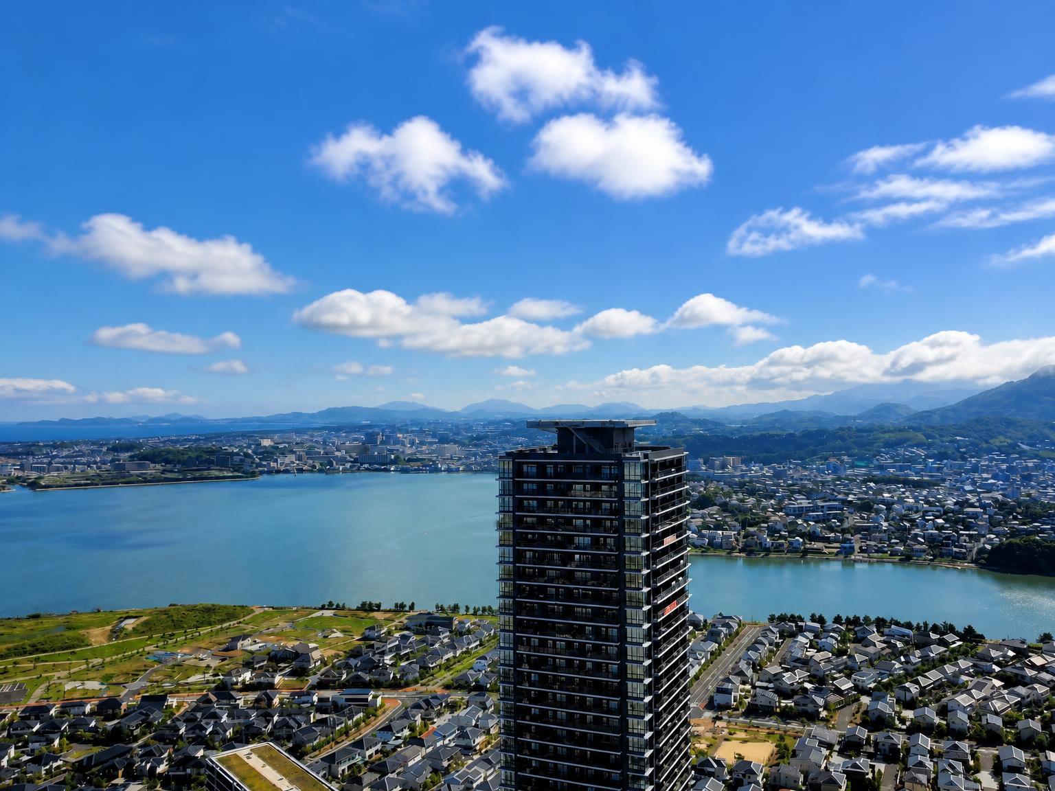Corner-Window Waterfront Condominium in Fukuoka — photograph 2