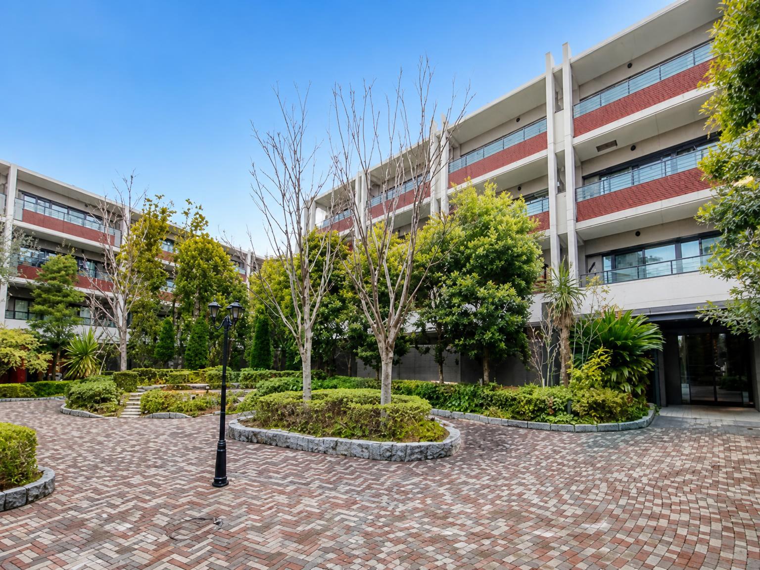 Low-Rise Courtyard Condominium in Urayasu — photograph 4
