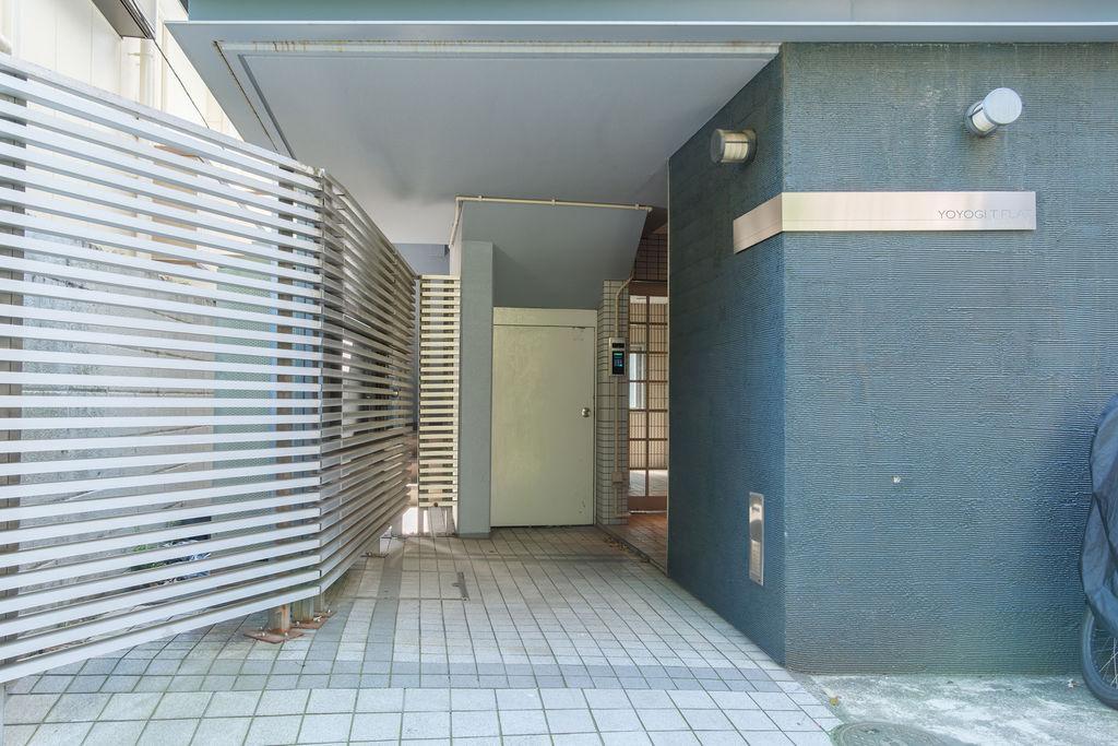 Apartment Building in Shibuya-ku, Tokyo — photograph 3