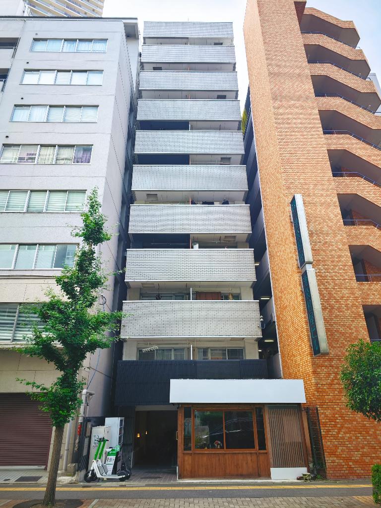 Apartment Building in Toshima-ku, Tokyo — photograph 2